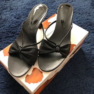 Donald Pliner black kitten heels
